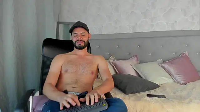 Snapshot of Luke_Diaz7 chatting on March 6, 5:46 am Luke Diaz7 online show from March 6, 5:46 am