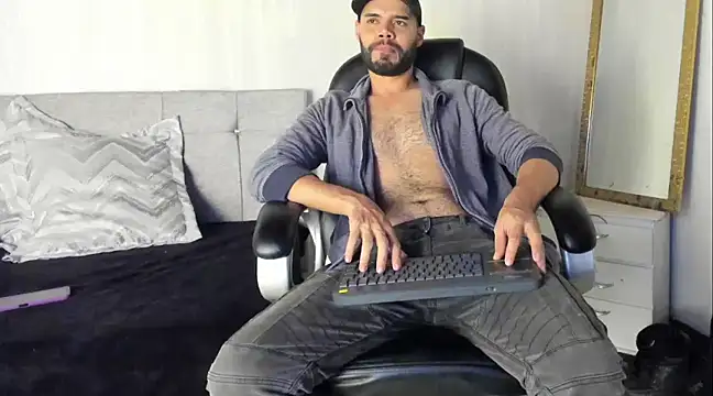 Snapshot of Luke_Diaz7 chatting on March 21, 11:12 pm Luke Diaz7 online show from March 21, 11:12 pm