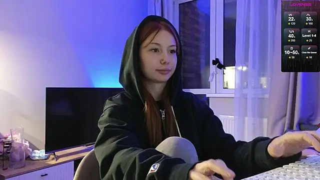 Sakura Moore online show from October 4, 7:45 pm