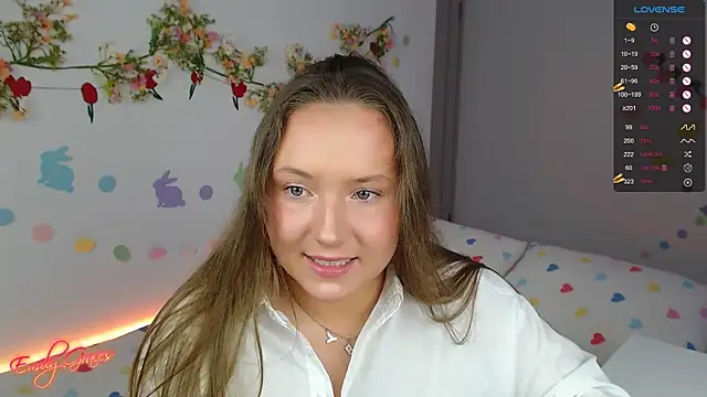 Snapshot of EmilyxxGraces chatting on April 1, 10:40 pm EmilyxxGraces online show from April 1, 10:40 pm