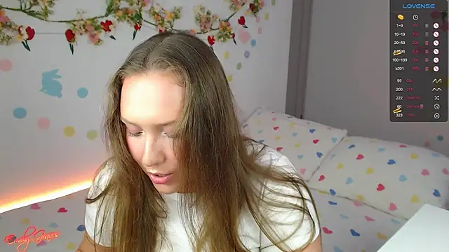 Snapshot of EmilyxxGraces chatting on April 3, 8:29 pm EmilyxxGraces online show from April 3, 8:29 pm