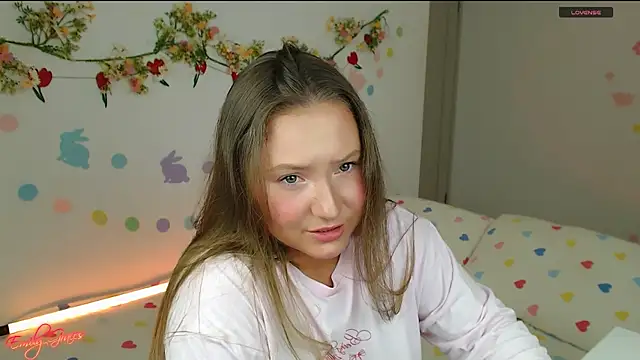 Snapshot of EmilyxxGraces chatting on April 6, 12:08 am EmilyxxGraces online show from April 6, 12:08 am