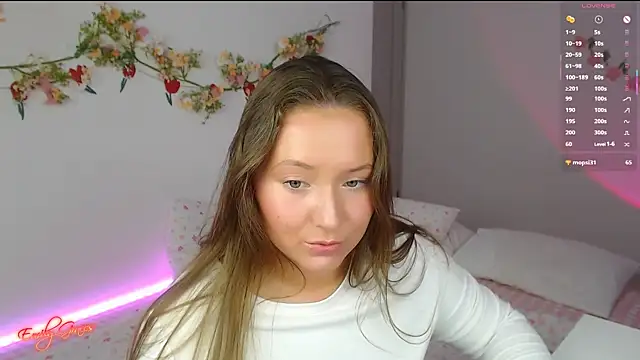Snapshot of EmilyxxGraces chatting on April 21, 1:42 am EmilyxxGraces online show from April 21, 1:42 am