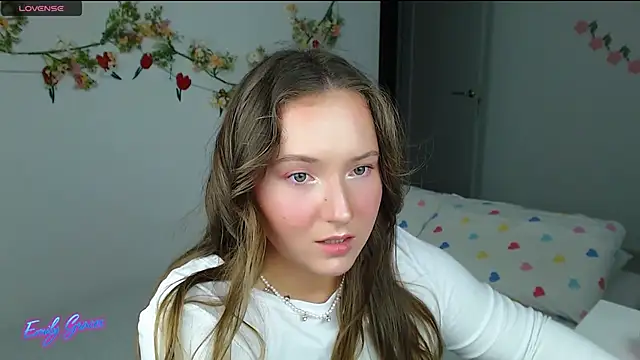 Snapshot of EmilyxxGraces chatting on May 2, 6:13 pm EmilyxxGraces online show from May 2, 6:13 pm