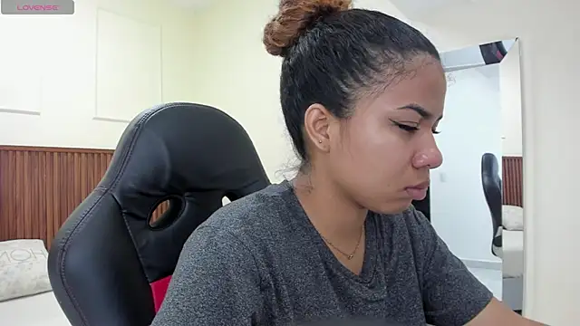 MELINAMARTINS online show from November 5, 7:36 pm