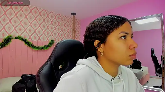 MELINAMARTINS online show from November 29, 7:28 pm