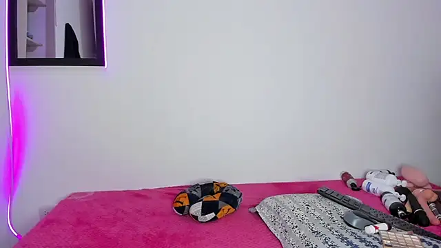 MELINAMARTINS online show from March 24, 8:25 pm