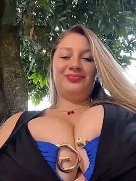 Snapshot of aurora_coldd chatting on May 11, 10:40 pm aurora coldd online show from May 11, 10:40 pm