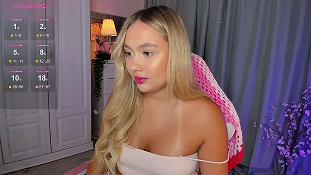 Snapshot of _Loneve__ chatting on October 3, 3:31 pm Loneve online show from October 3, 3:31 pm