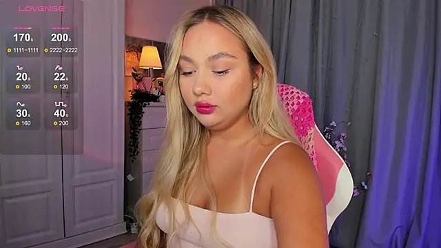 Snapshot of _Loneve__ chatting on October 4, 3:21 pm Loneve online show from October 4, 3:21 pm