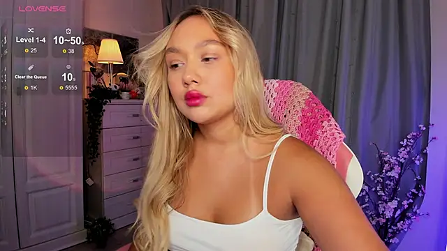 Snapshot of _Loneve__ chatting on October 12, 1:54 pm Loneve online show from October 12, 1:54 pm