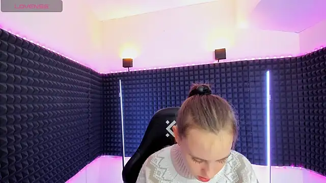 Snapshot of Lika_0ne chatting on February 21, 6:48 pm Lika 0ne online show from February 21, 6:48 pm