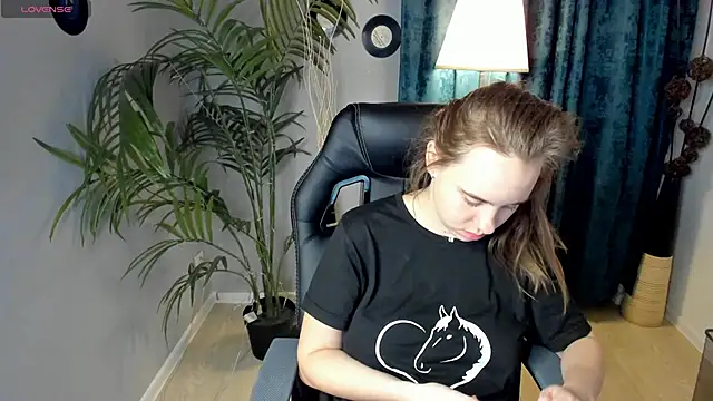 Snapshot of Lika_0ne chatting on October 16, 12:28 pm Lika 0ne online show from October 16, 12:28 pm