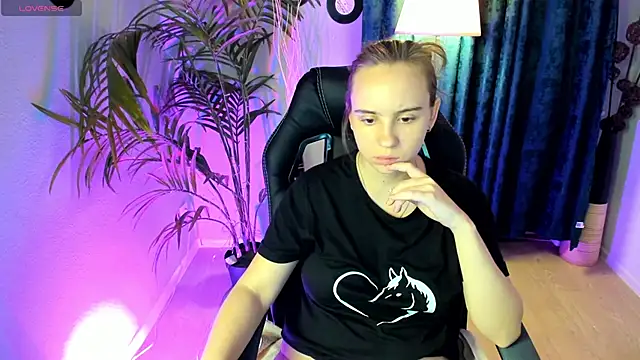 Snapshot of Lika_0ne chatting on October 17, 9:56 am Lika 0ne online show from October 17, 9:56 am