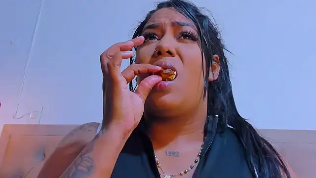 Snapshot of emma_purple_ chatting on March 18, 6:26 pm emma purple online show from March 18, 6:26 pm