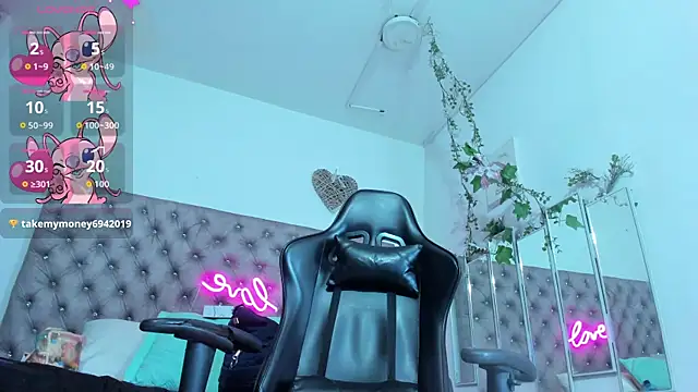 Naomii Viper online show from December 1, 11:15 am