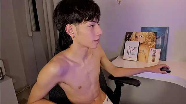 Snapshot of philipe_moonlight_ chatting on April 12, 4:39 am philipe moonlight online show from April 12, 4:39 am