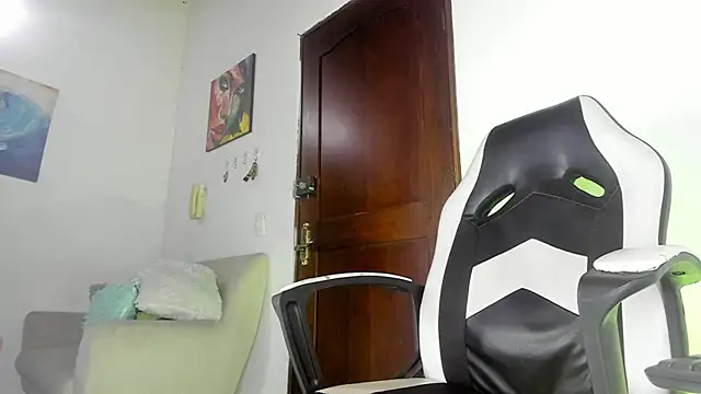 Snapshot of Daniloz_ chatting on February 16, 5:26 am Daniloz online show from February 16, 5:26 am