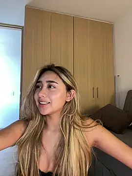 Hornyholly   online show from April 26, 7:00 pm