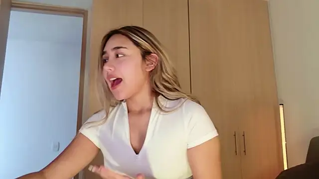 Snapshot of Hornyholly__ chatting on May 29, 5:11 pm Hornyholly online show from May 29, 5:11 pm