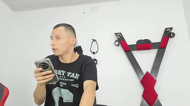 Snapshot of Isak_Millan chatting on November 6, 3:13 pm Isak Millan online show from November 6, 3:13 pm