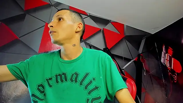 Snapshot of Isak_Millan chatting on November 9, 10:52 pm Isak Millan online show from November 9, 10:52 pm