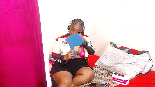 Snapshot of CurvyCutiexx94 chatting on October 24, 9:28 am CurvyCutiexx94 online show from October 24, 9:28 am