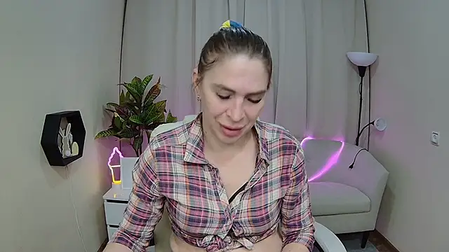 Snapshot of TessaDaybreak chatting on May 5, 6:43 am TessaDaybreak online show from May 5, 6:43 am