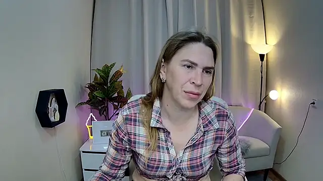 Snapshot of TessaDaybreak chatting on May 20, 6:52 am TessaDaybreak online show from May 20, 6:52 am
