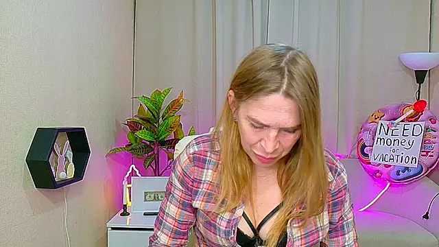 Snapshot of TessaDaybreak chatting on May 26, 6:42 am TessaDaybreak online show from May 26, 6:42 am