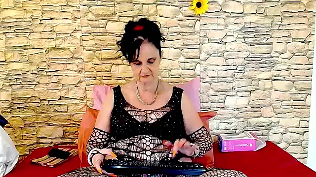 Snapshot of LuciousGrace chatting on May 21, 6:09 am LuciousGrace online show from May 21, 6:09 am