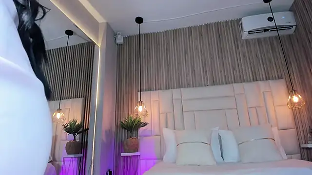 MelanieHillss online show from October 4, 4:43 am