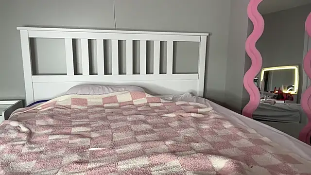 Snapshot of meggsworld chatting on February 13, 3:35 pm meggsworld online show from February 13, 3:35 pm