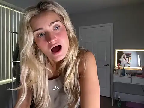 Snapshot of meggsworld chatting on October 1, 11:27 am meggsworld online show from October 1, 11:27 am