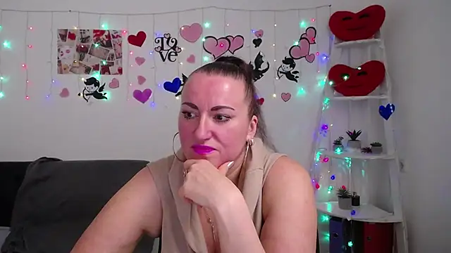 Snapshot of DianaMGG chatting on March 6, 9:36 am DianaMGG online show from March 6, 9:36 am