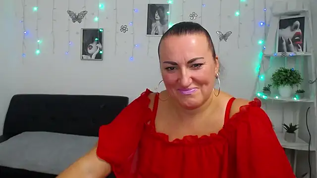 Snapshot of DianaMGG chatting on October 1, 5:57 am DianaMGG online show from October 1, 5:57 am