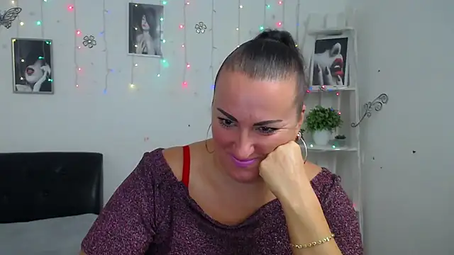 Snapshot of DianaMGG chatting on October 9, 5:27 am DianaMGG online show from October 9, 5:27 am