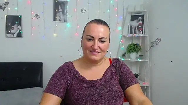 Snapshot of DianaMGG chatting on October 9, 5:33 pm DianaMGG online show from October 9, 5:33 pm