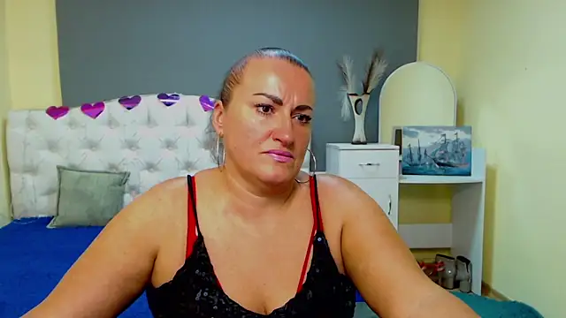 Snapshot of DianaMGG chatting on October 10, 5:39 am DianaMGG online show from October 10, 5:39 am