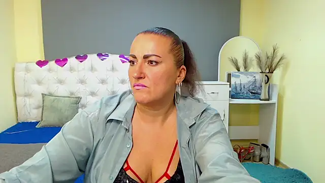 Snapshot of DianaMGG chatting on October 11, 5:39 am DianaMGG online show from October 11, 5:39 am