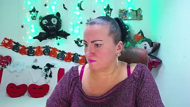 Snapshot of DianaMGG chatting on October 21, 5:19 am DianaMGG online show from October 21, 5:19 am