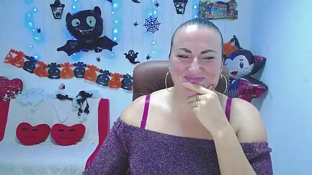 Snapshot of DianaMGG chatting on October 21, 5:24 pm DianaMGG online show from October 21, 5:24 pm