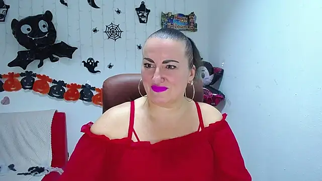 Snapshot of DianaMGG chatting on November 4, 6:23 am DianaMGG online show from November 4, 6:23 am