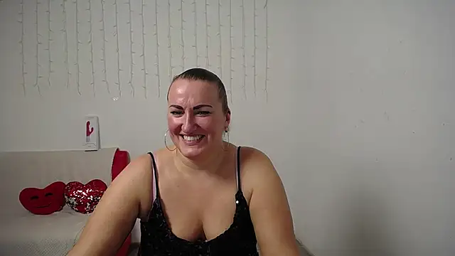 Snapshot of DianaMGG chatting on November 8, 6:18 pm DianaMGG online show from November 8, 6:18 pm