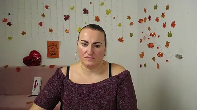 Snapshot of DianaMGG chatting on November 17, 7:03 am DianaMGG online show from November 17, 7:03 am