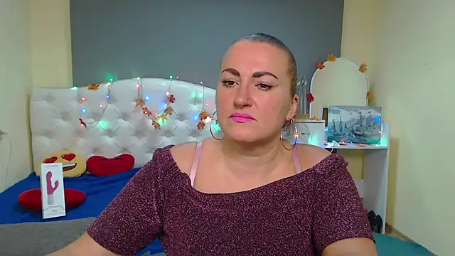 Snapshot of DianaMGG chatting on November 19, 6:24 am DianaMGG online show from November 19, 6:24 am