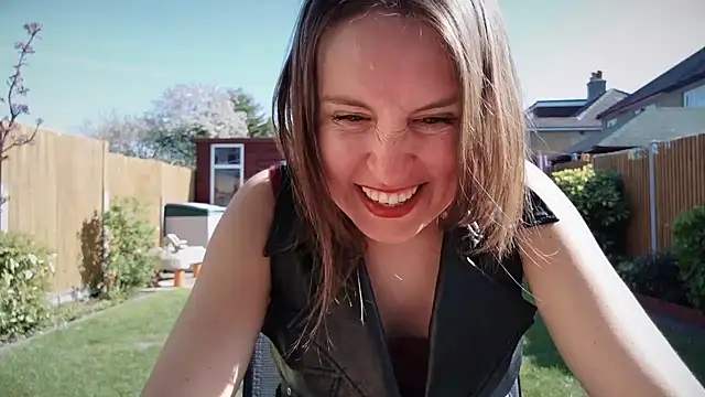 Snapshot of eatmypie69 chatting on April 8, 9:42 am eatmypie69 online show from April 8, 9:42 am