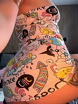 YoungHotMilf97 online show from January 8, 9:33 am