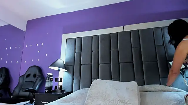 Aisha Nowak online show from March 4, 8:27 pm