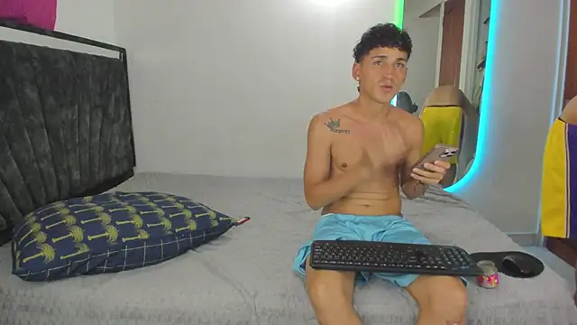 Snapshot of tonypaul13 chatting on May 18, 12:40 am tonypaul13 online show from May 18, 12:40 am
